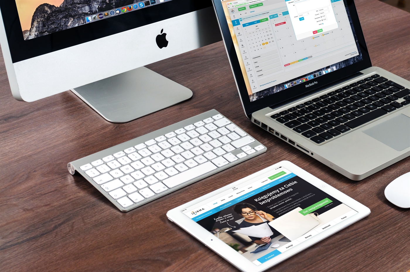 Macbook On Table
 | © pexels.com